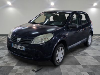 la photo d'une petite voiture bleue garée dans un garage