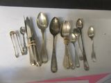 beaucoup de cuillères et de couverts en argent sur une table