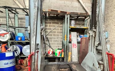 une photo d'un garage avec un chariot élévateur