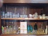 une armoire en bois remplie de verres et de verres à vin