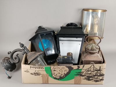 une boîte remplie de lanternes de toutes sortes posée sur une table
