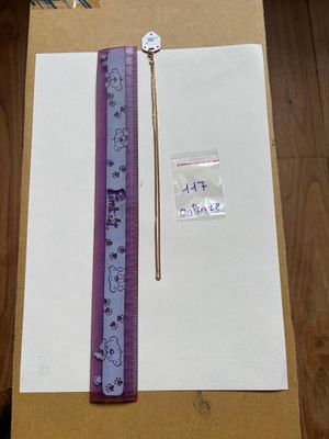 une règle et une règle posées sur une table à côté d'une feuille de papier