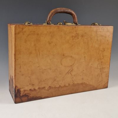 une valise marron posée sur une table