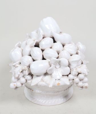 un vase blanc contenant un bouquet de fleurs blanches
