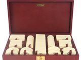 un coffret rouge contenant un service de six tasses et soucoupes