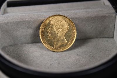 une pièce d'or posée dans une boîte sur une table