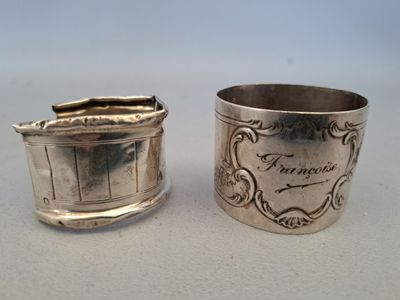 paire de serviettes anciennes en argent ornées d'un motif gravé