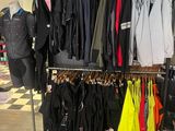 un présentoir de vêtements dans un magasin de mode au sol carrelé