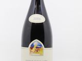 une bouteille de vin posée sur une table