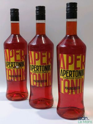trois bouteilles d'Apertonik Cran posées sur une surface blanche