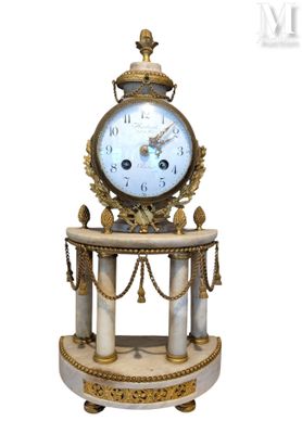 Pendule portique en bronze ciselé doré et marbre blanc.