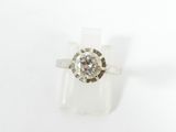 gros plan d'une bague en diamant sur une surface blanche