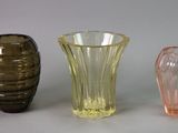 trois vases posés l'un à côté de l'autre sur une table