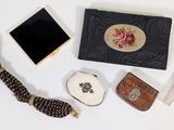 plusieurs objets posés ensemble sur une table
