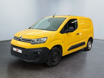 une camionnette jaune garée dans une pièce au sol noir