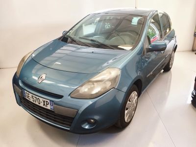 une photo d'une voiture bleue garée dans un showroom