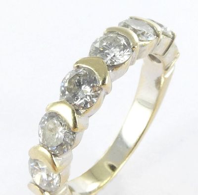 une photo d'une bague en diamant sur fond blanc