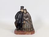 une statue représentant un homme et une femme debout l'un à côté de l'autre