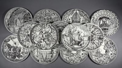 photographie en noir et blanc représentant un lot d'assiettes ornées de motifs