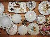 une boîte en bois remplie de nombreux plats de toutes sortes