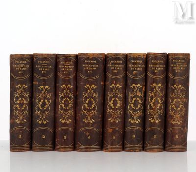 un lot de cinq vieux livres posés sur une table