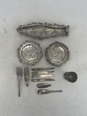 beaucoup d'argenterie sur une table avec des cuillères et des fourchettes