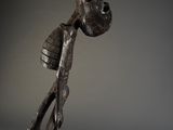 une image représentant une sculpture d'un homme tenant un morceau de bois