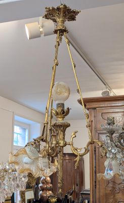 un lustre suspendu au plafond d'une pièce