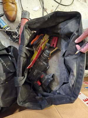 une personne tenant une paire de ciseaux dans un sac
