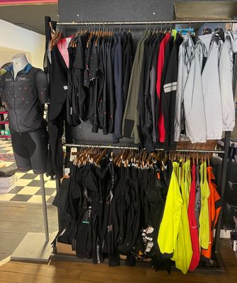 un présentoir de vêtements dans un magasin de mode au sol carrelé