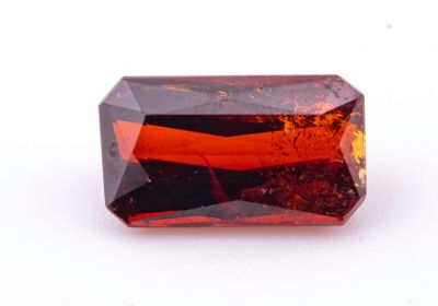 une tourmaline orange sur un fond blanc