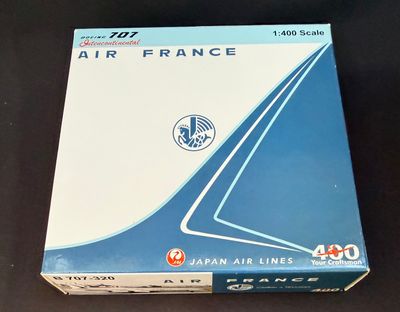 une boîte contenant des billets d'avion Air France posée sur une table