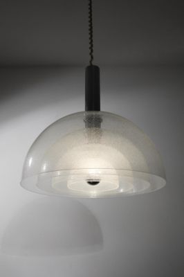 une photo d'une suspension en verre transparent suspendue au plafond