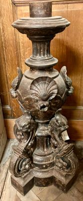 Piétement en fonte décoratif avec coquilles et mufles de lionnes
