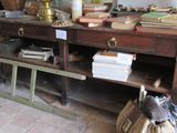 une table en bois sur laquelle sont posés plusieurs livres