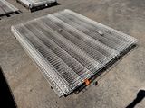 une cage métallique posée au sol à côté d'un camion
