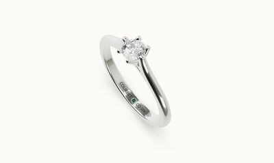 gros plan d'une bague en diamant sur fond blanc