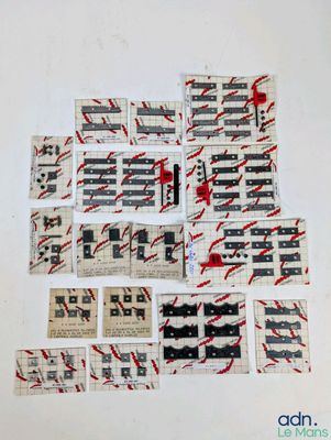 un gros plan sur un paquet de timbres maculés de sang