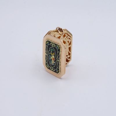une image représentant une bague en or ornée d'un motif noir et vert