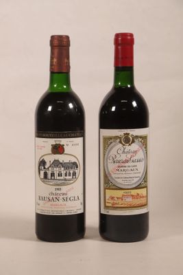 deux bouteilles de vin posées l'une à côté de l'autre sur une table