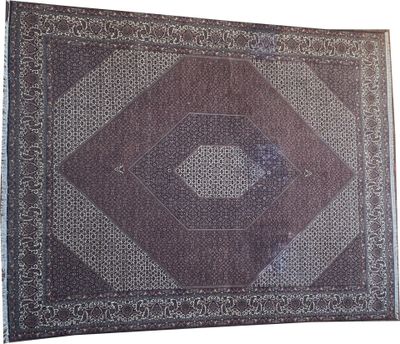 un tapis marron orné d'un motif en losanges