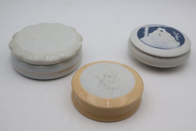 Trois bonbonnières rondes en porcelaine et biscuit