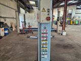 une photo d'une machine dans une usine, sur laquelle sont apposés de nombreux panneaux
