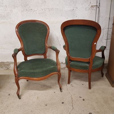 deux chaises vertes placées l'une à côté de l'autre dans une pièce