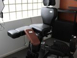 une chaise qui se trouve à côté d'une autre chaise dans une pièce