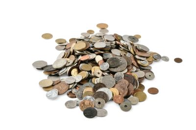 une pile de pièces de monnaie sur une surface blanche