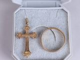 une bague et une croix dans une boîte posée sur une table
