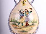 un grand vase orné d'une peinture sur le côté