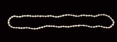 un gros plan d'un collier de perles blanches sur fond noir