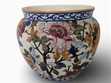 un vase avec un motif floral sur fond blanc